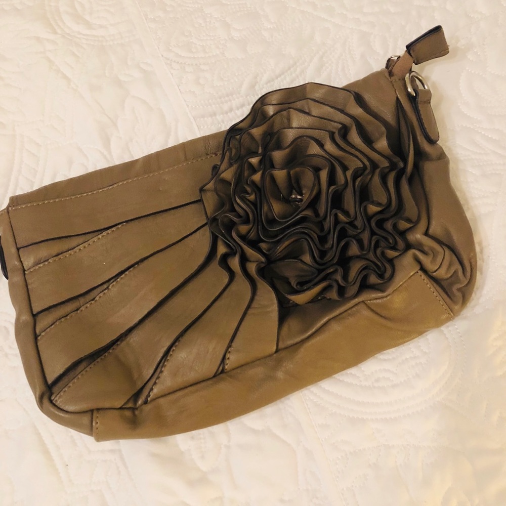 Olive clutch